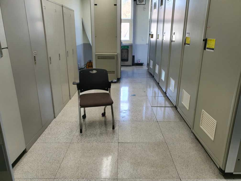 삐걱거리는 악세스플로어 소음의 원인인 판넬 단차 모습