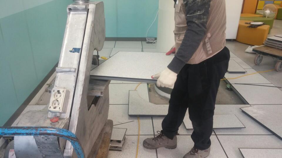 벤드소를 이용하여 악세스플로어 절단작업