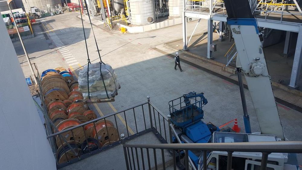 크레인을 이용한 악세스플로어 자재 양중