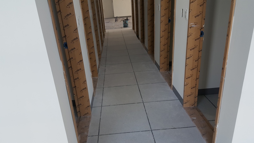 구역이 쪼개질수록 늘어나는 벽면 마감 절단(Cutting) 작업과 인건비 상승으로 악세스플로어 단가 상승 요인을 보여주는 시공