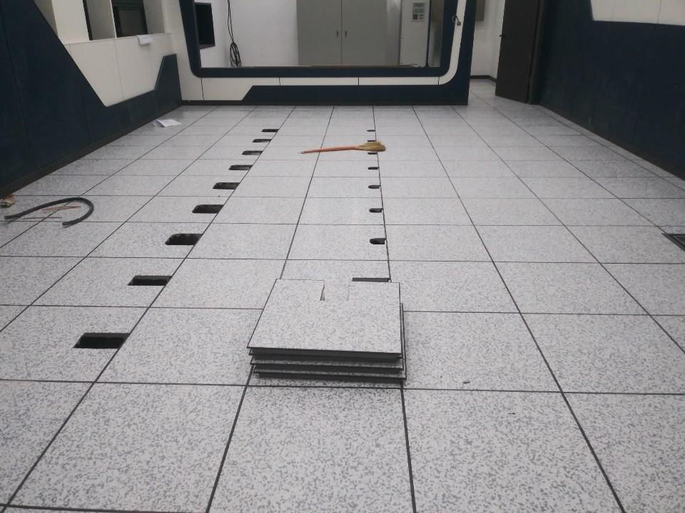 악세스플로어 타공 작업 후 설치한 모습