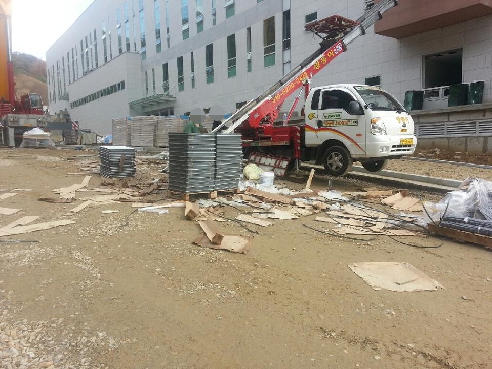 사다리차 이용하여 악세스플로어 양중하는 모습