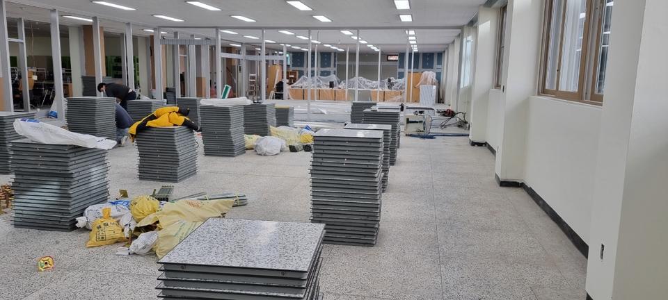 악세스플로어 양중 후 분산 배치하는 모습