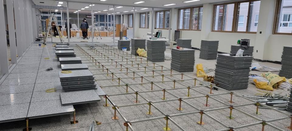 악세스플로어 스틸콘 판넬 온장 안착 및 배열 작업