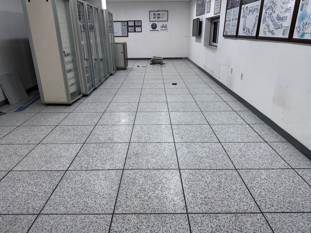 시공 완료 후 악세스플로어 바닥 상태