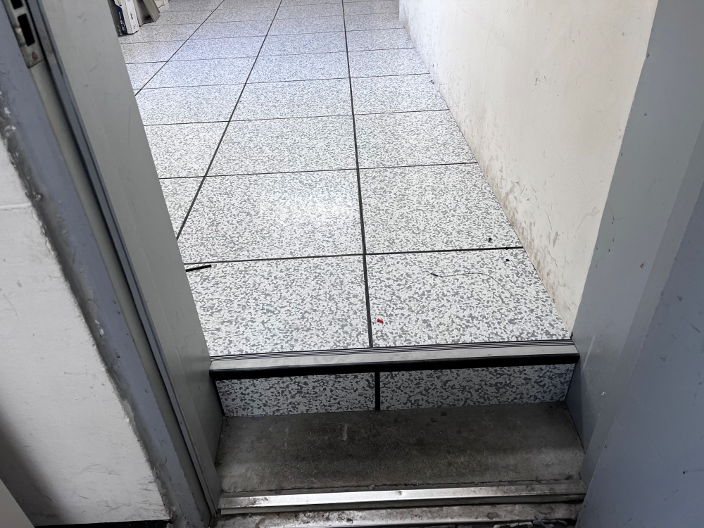 악세스플로어 레벨링 점검 후 전체 교체