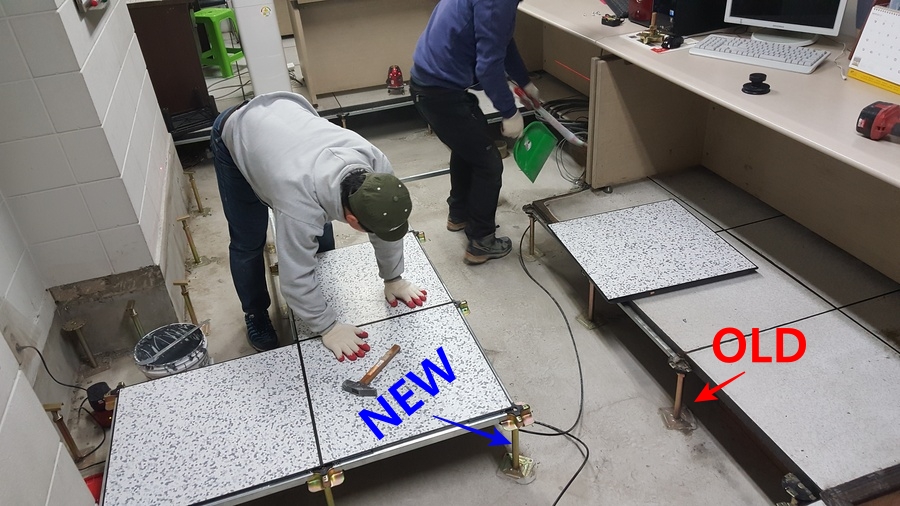 하부 지지대는 양호하나 타일 관리 부실로 인해 재시공이 결정된 악세스플로어 현장 사례