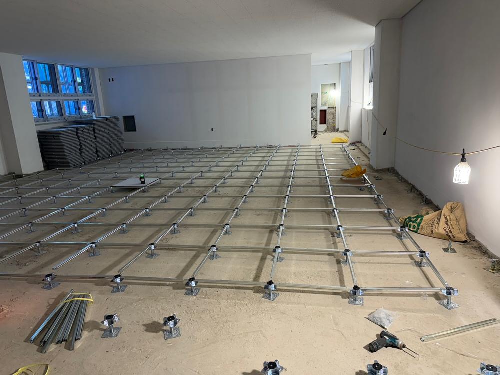 하중 지지를 위한 악세스플로어 스트링거 프레임 구조