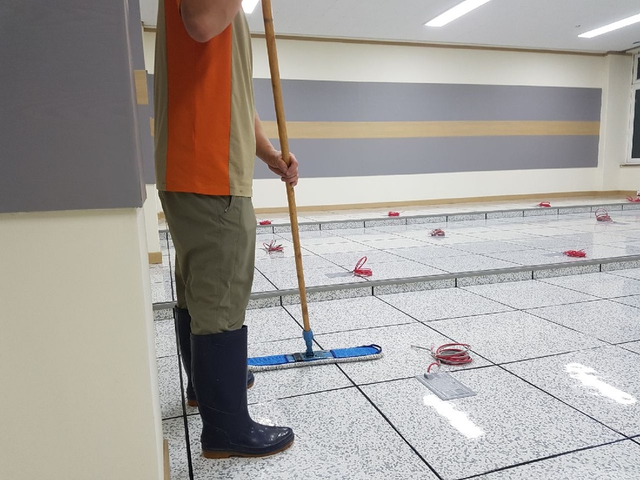 전도성 타일의 정전기 분산 성능 유지를 위한 전용 ESD 왁스 도포 및 코팅 작업 현장