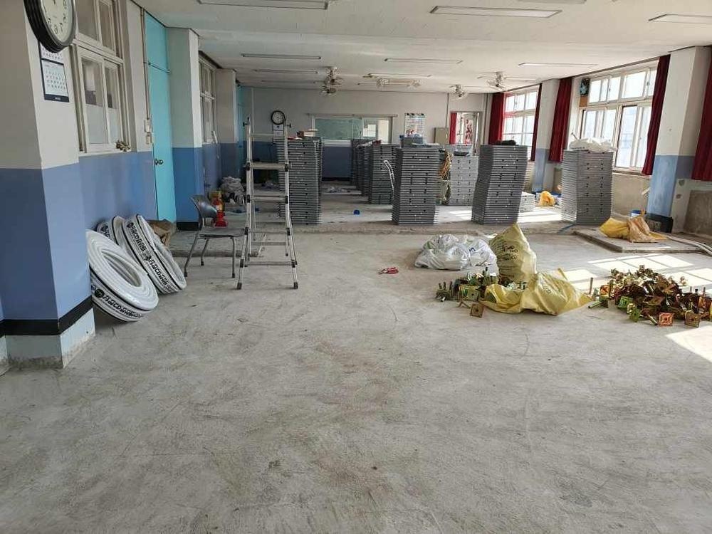 레이턴스 제거 후 청소가 완료된 악세스플로어 시공 현장