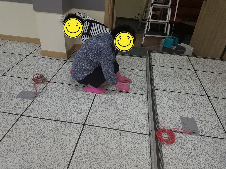 악세스플로어 관리 중 절연층 형성을 방지하기 위한 전도성 타일 전용 중성 세정제 활용 바닥 세척 관리 공정