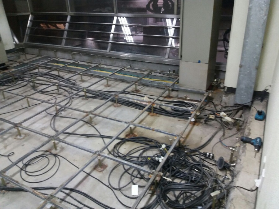 습기 관리 부실로 인해 베이스 판과 파이프에 부식이 발생한 악세스플로어 하부 지지대 상태