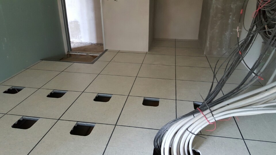 아파트 MDF실에 설치된 데코타일 마감 스틸 패널 악세스플로어