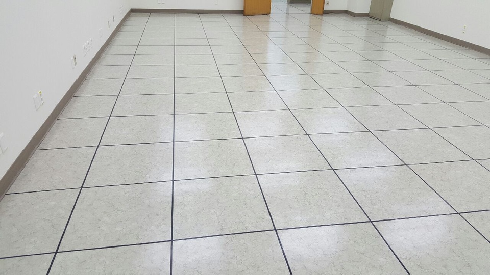 내마모성이 우수한 디럭스타일로 마감된 스틸 콘크리트 악세스플로어 시공 완료 전경