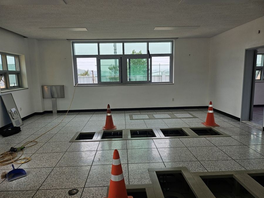 기계실 장비대 레이아웃에 맞춘 악세스플로어 시공 완료 사진