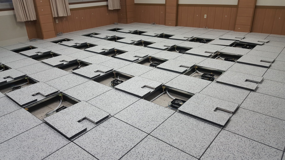 전도성 타일로 마감된 스틸 콘크리트 악세스플로어 패널 시공 완료 후 전산실 내부 전경