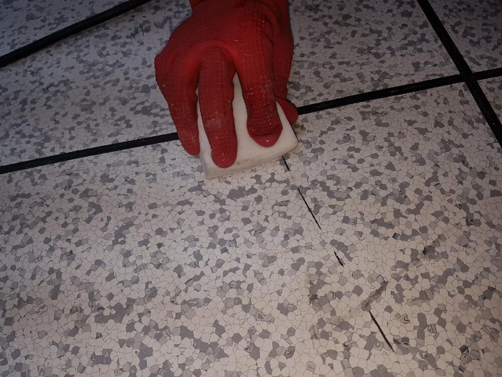 악세스플로어 청소하는 모습