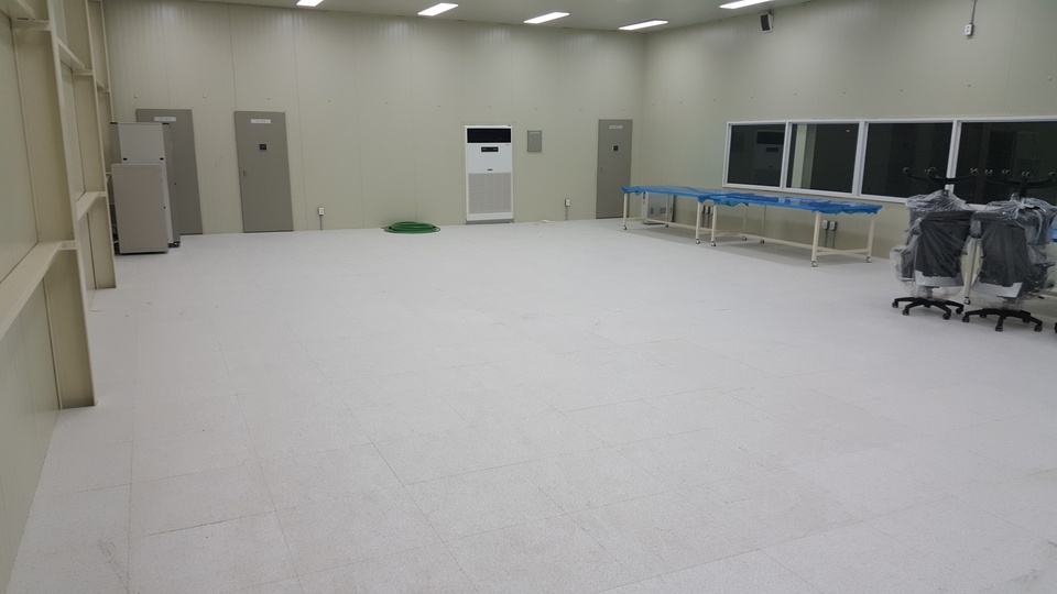 HPL 마감재가 적용된 고밀도 파티클보드 우드 패널 악세스플로어 시공 완료 전경