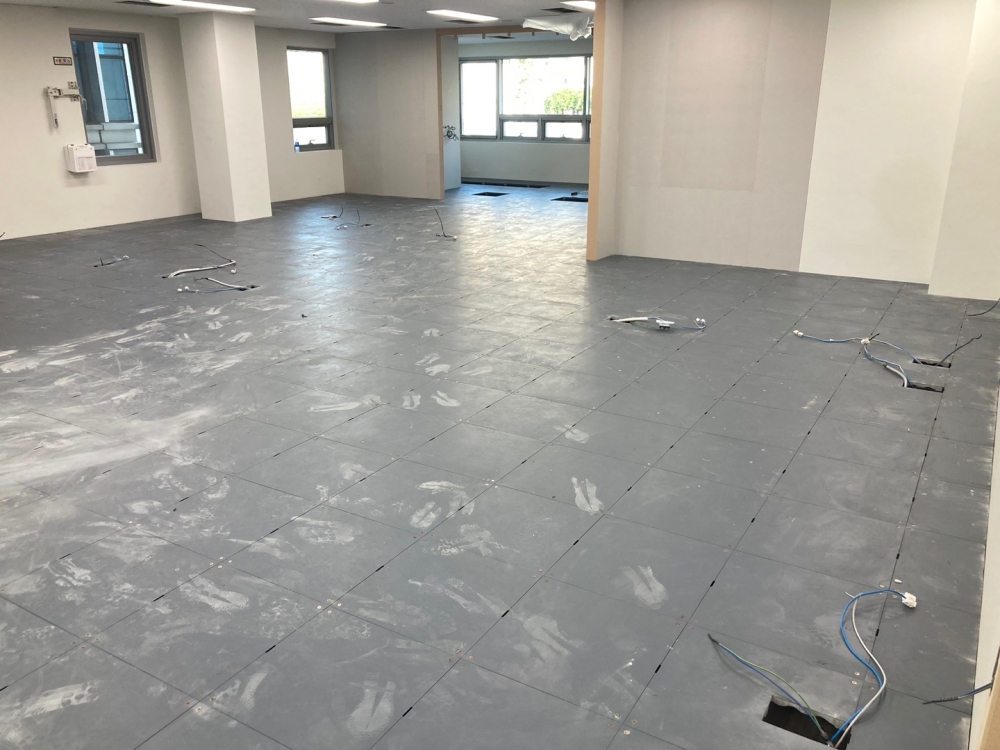 OA플로어 시공 후 카펫 타일 마감 전 나판넬 상태