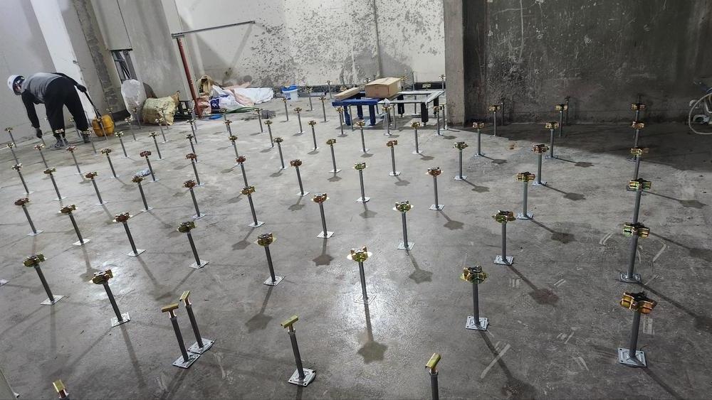 양생 완료 및 레이턴스 제거 후 에폭시 본드로 지지대 고정