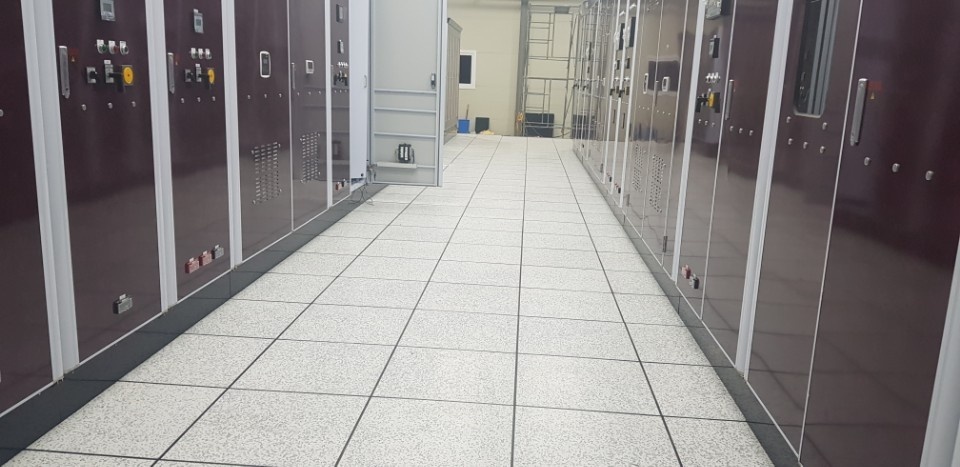 고하중 지지력이 탁월한 황산칼슘 패널 기반 전도성 타일 마감 악세스플로어 시공 완료 전경