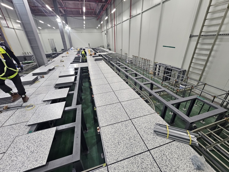 고하중 장비 안착을 위해 선행 설치된 강재 프레임과 악세스플로어 판넬의 정밀 마감 시공