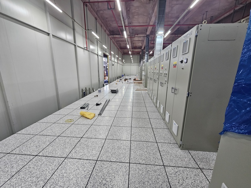 고하중 장비 안착을 위한 강재 프레임과 통합 시공이 완료된 고상형 악세스플로어 전경. 프레임과 판넬의 단차 없는 정밀 마감과 수평 상태를 보여주는 시공 완료 사례