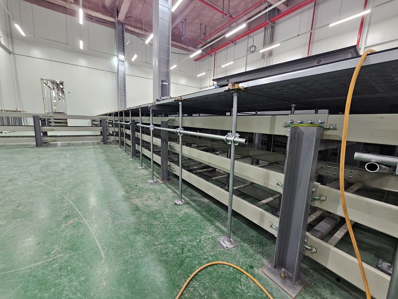 1,000mm 이상의 초고상 시공을 위해 헤비듀티 지지대가 설치된 데이터센터 현장 전경