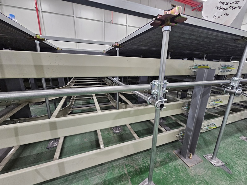 수평 하중 저항력 강화를 위해 지지대 사이에 정밀 체결된 X자 형태의 사선 브레이싱 상세